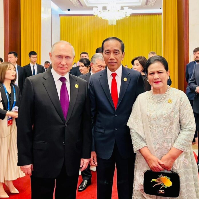 jokowi Jokowi saat bertemu dengan Vladimir Putin
