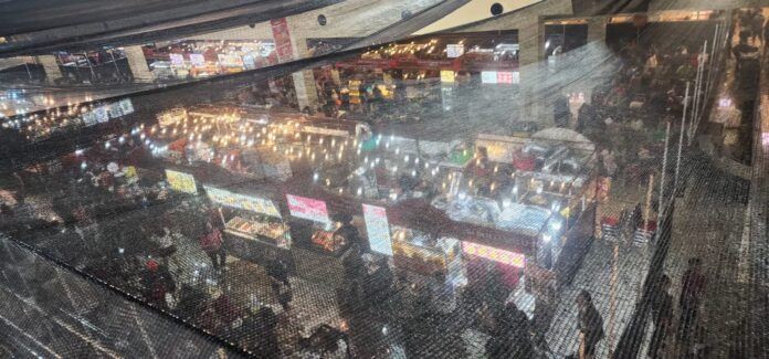 festival nonhalal Festival Kulineran Pecinan Nusantara kembali dibuka, salah satu syaratnya dari atas ditutup kain tapi tidak bisa rapat sekali nanti takutnya ada apa-apa bisa kebakaran.