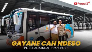 Yustinus Soeroso (pakai batik) pemilik perusahaan oto bus Rosalia Indah yang lahannya dibeli untuk rumah pensiun Presiden Jokowi. foto: YouTube/PerpalZ Tv