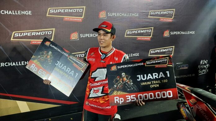 Tommy Salim Juarai Supermoto Pebalap asal Jawa Timur Tommy Salim raih double winner di Superchallenge Supermoto Race 2024 Seri Kejurnas di Sirkuit Boyolali.(Solokini/Damai Kuncoro)