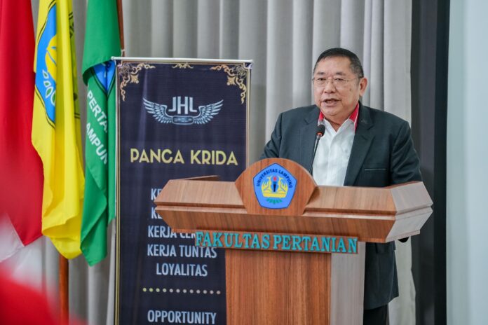 Jerry Hermawan Lo Founder JHL Foundation Jerry Hermawan Lo setelah menandatangi MoU pemberian beasiswa mahasiswa Fakultas Pertanian Unila, di Aula Fakultas Pertanian Unila, Rabu (2/10)