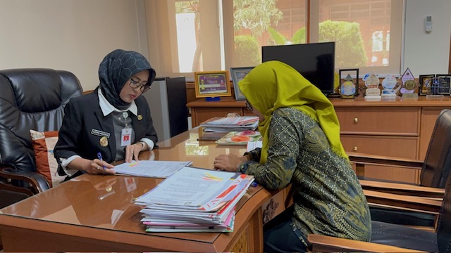 Wawali Solo, Astrid saat berbincang menggunakan bahasa Inggris dengan stafnya.
