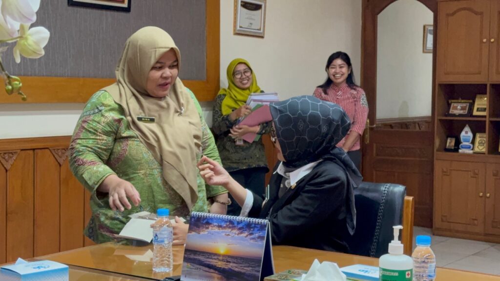 Wawali Solo, Astrid saat berbincang menggunakan bahasa Inggris dengan stafnya.