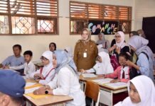 Sidak SPMB, Bupati Sukoharjo Etik Suryani Ingatkan Mutu Pendidikan
