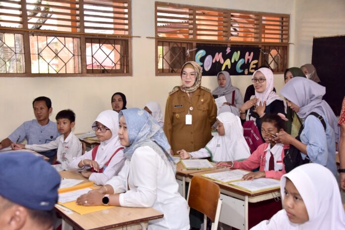 sidak SPMB Bupati Sukoharjo Etik Suryani