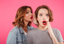 Mengapa Ada Ibu-Ibu Julid? Memahami Akar Psikologis Komentar Sinis dalam Interaksi Sosial