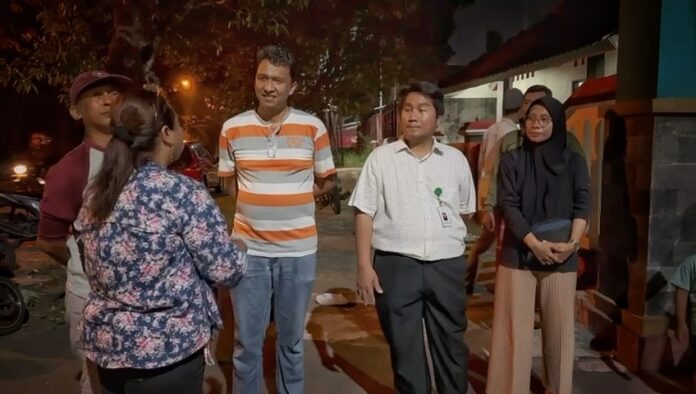 Kepala Sentra Terpadu Prof Dr Soeharso dan Kepala Sekolah SRMA 17 Solo menemui wali murid di depan gerbang, Sabtu malam (26/7).(Solokini/Damai Kuncro) Kepala Sentra Terpadu Prof Dr Soeharso dan Kepala Sekolah SRMA 17 Solo menemui wali murid di depan gerbang, Sabtu malam (26/7).(Solokini/Damai Kuncro)