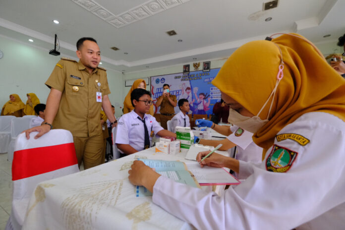 Wali Kota Solo Respati Ardi cek kesehatan gratis di SMPN 4 Surakarta