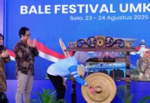 BTN Perkuat Pemberdayaan UMKM lewat Bale Festival 2025 di Solo Wakil Wali Kota Solo Astrid Widayani memukul gong sebagai tanda pembukaan Bale Festival UMKM di Kantor BTN Solo, Sabtu (23/8).(Dok: Prokompim Solo)