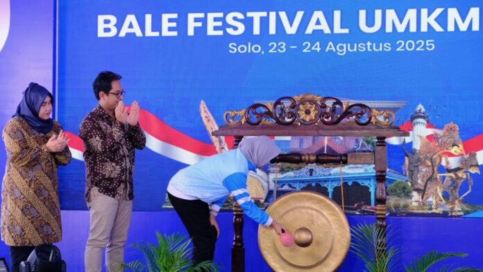 Wakil Wali Kota Solo Astrid Widayani memukul gong sebagai tanda pembukaan Bale Festival UMKM di Kantor BTN Solo, Sabtu (23/8).(Dok: Prokompim Solo) Wakil Wali Kota Solo Astrid Widayani memukul gong sebagai tanda pembukaan Bale Festival UMKM di Kantor BTN Solo, Sabtu (23/8).(Dok: Prokompim Solo)