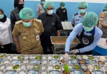 Solo Masih Kekurangan 34 Dapur untuk Program Makan Bergizi Gratis Wali Kota Solo Respati Ardi didampingi bos Wong Solo Grup Puspo Wardoyo meninjau dapur SPPG Laweyan, Senin (4/8).(Solokini.com/Damai Kuncoro)
