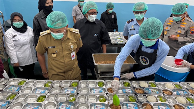 Wali Kota Solo Respati Ardi didampingi bos Wong Solo Grup Puspo Wardoyo meninjau dapur SPPG Laweyan, Senin (4/8).(Solokini.com/Damai Kuncoro) Wali Kota Solo Respati Ardi didampingi bos Wong Solo Grup Puspo Wardoyo meninjau dapur SPPG Laweyan, Senin (4/8).(Solokini.com/Damai Kuncoro)