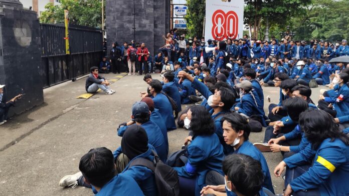Aksi demo sejumlah mahasiswa Aksi demo sejumlah mahasiswa