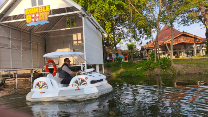 wahana bumble boat solo safari