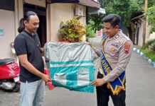 Aksi Simpatik di Samsat Sukoharjo, Polantas Bagikan Jas Hujan bagi Wajib Pajak