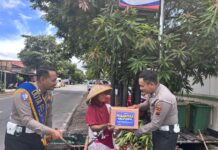Jumat Berkah, Polres Sukoharjo Bagikan Sembako untuk Warga dalam Program Polantas Menyapa