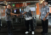 Walikota Solo Serahkan Bantuan 19 Gerobak Gratis untuk Pelaku UMKM