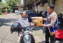 Satlantas Sukoharjo Bagikan Helm Gratis, Apresiasi Wajib Pajak Taat Balik Nama Kendaraan