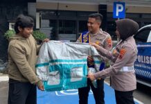 Polantas Sukoharjo Bagikan Mantel Grati bagj Pemohon BPKB, Wujud Pelayanan Simpatik