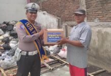 Satlantas Sukoharjo Bagi Santunan untuk Petugas Pengambil Sampah