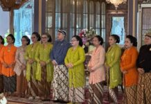 Raja Paku Buwono XIV Purboyo Resmi Bentuk Kabinet Baru Keraton Solo SISKS Paku Buwono XIV Purboyo Kukugkan Bebadan Keraton Surakarta yang baru, Rabu (26/11).