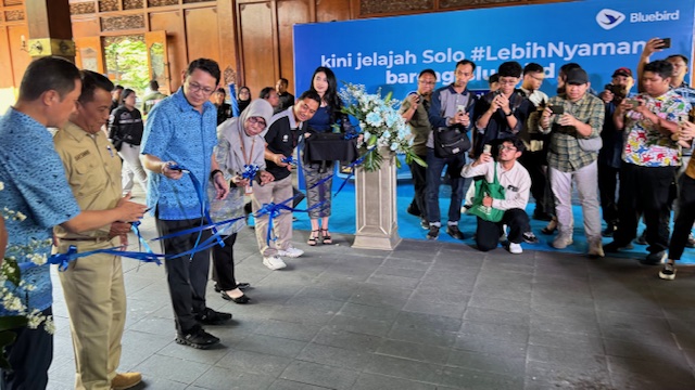Dirut PT Blue Bird Tbk, Adrianto Djokosoetono, Asisten Pemerintah dan Kesra Setda Solo, Purwanto, Ketua Pengurus Kosti Solo, Sigit Sugiarto dan Kadishub Solo, Taufiq Muhammad melakukan pemotongan pita. Dirut PT Blue Bird Tbk, Adrianto Djokosoetono, Asisten Pemerintah dan Kesra Setda Solo, Purwanto, Ketua Pengurus Kosti Solo, Sigit Sugiarto dan Kadishub Solo, Taufiq Muhammad melakukan pemotongan pita.