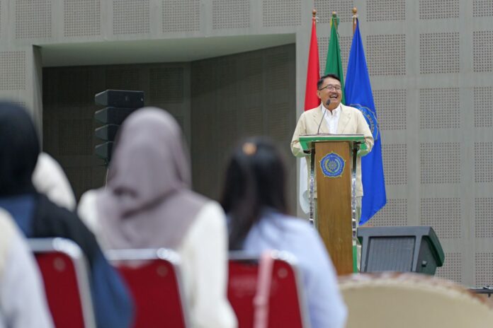 Direktur BCA Antonius Widodo saat mengisi kuliah umum dengan tema 'Sharpening Your Edge and Attitude for the Next Chapter di depan 1.258 mahasiswa UMS dalam program BBI yang diselenggarakan Gedung Edutorium UMS, Rabu (26/11).