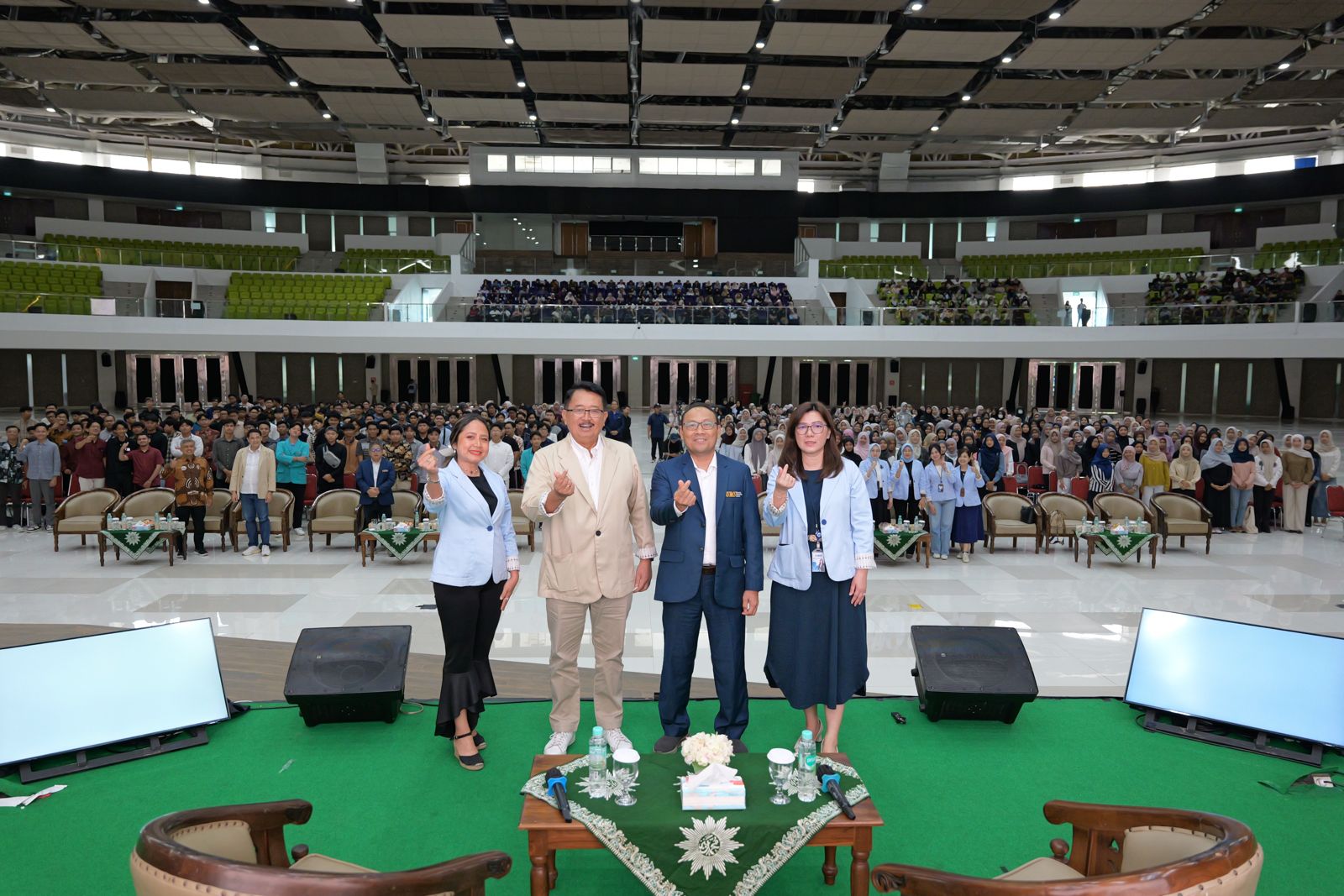 Direktur BCA Antonius Widodo Mulyono bersama Wakil Rektor I Universitas Muhammadiyah Surakarta (UMS) Prof. Ihwan Susila, Ph.D, serta jajaran rektorat UMS dan manajemen BCA dalam acara BCA Berbagi Ilmu (BBI) di UMS, Rabu (26/11).