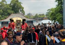 Kirab Jenazah PB XIII Berlangsung Khidmat, Transit di Loji Gandrung Sebelum Dimakamkan di Imogiri