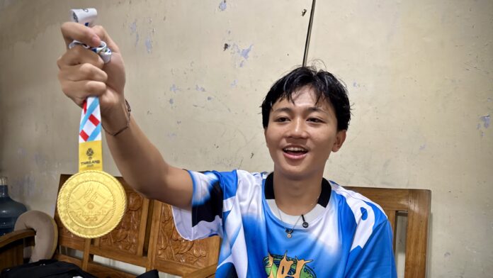 Basra Graito Hutomo, atlet skateboard asal Colomadu pamer medali emas SEA Games 2025 cabor skateboard di rumahnya, Kamis (18/12)