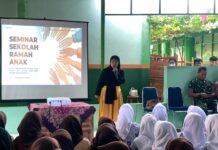 SMAN 1 Nogosari Gelar Edukasi Sekolah Ramah Anak untuk Cegah Kekerasan dan Perundungan Pembicara seminar, Wulan sedang menyampaikan materi di depan ratusan siswa SMAN 1 Nogosari pada Kamis (18/12).