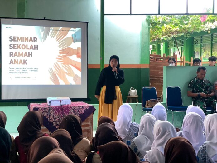 Pembicara seminar, Wulan sedang menyampaikan materi di depan ratusan siswa SMAN 1 Nogosari pada Kamis (18/12).
