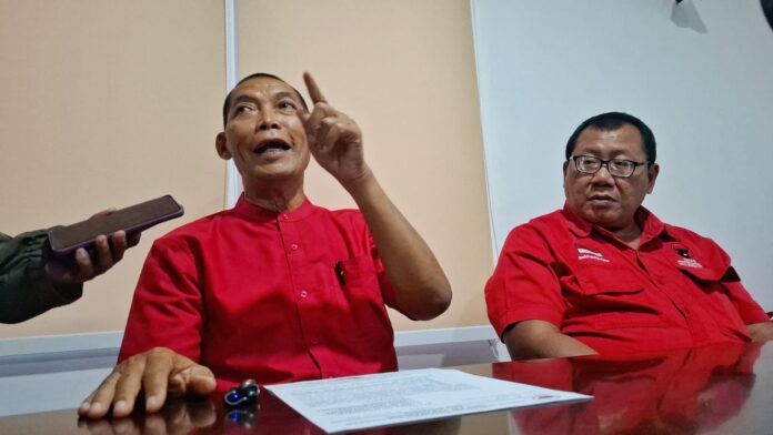 Plt Ketua DPC PDIP Solo, Teguh Prakosa menyampaikan terkait pengunduran diri FX Rudy dari Plt Ketua DPDP PDIP Jateng, Kamis (18/12).