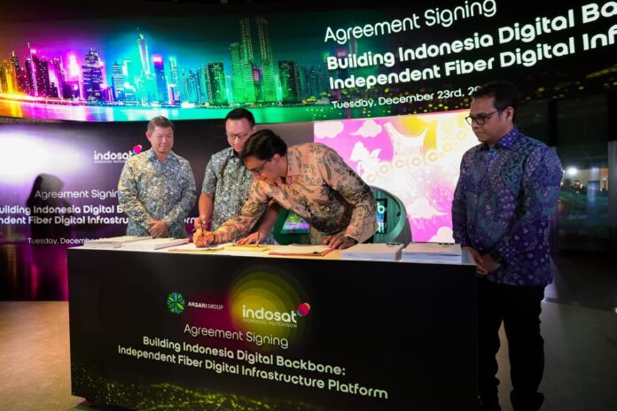 ikram Sinha - President Director & CEO Indosat Ooredoo Hutchison menandatangani perjanjian investasi pembentukan perusahaan patungan (joint venture) untuk membangun sebuah platform serat optik digital terkemuka di Indonesia (“FiberCo”)