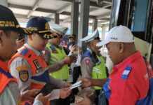 Antisipasi Kecelakaan Nataru, Polresta Surakarta Ketatkan Ramp Check Angkutan Umum Petugas Satlantas Polresta Surakarta dan Dishub melakukan pengecemam ramp check angkutan umum di Terminal Tirtonadi, Solo (29/12).(Dok: Humas Polresta Surakarta)