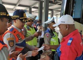 Antisipasi Kecelakaan Nataru, Polresta Surakarta Ketatkan Ramp Check Angkutan Umum Petugas Satlantas Polresta Surakarta dan Dishub melakukan pengecemam ramp check angkutan umum di Terminal Tirtonadi, Solo (29/12).(Dok: Humas Polresta Surakarta)