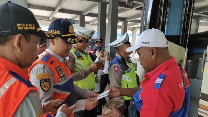 Petugas Satlantas Polresta Surakarta dan Dishub melakukan pengecemam ramp check angkutan umum di Terminal Tirtonadi, Solo (29/12).(Dok: Humas Polresta Surakarta)