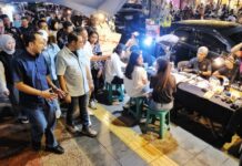 Blusukan ke Koridor Gatsu, Menteri Ekonomi Kreatif Serap Cerita Pelaku Kreatif Solo Menteri Ekonomi Kreatif RI Teuku Riefky Harsya dan Wali Kota Solo blusukan di Koridor Gatsu (Dok. Prokompim Solo)