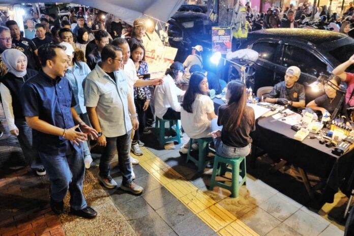 Menteri Ekonomi Kreatif RI Teuku Riefky Harsya dan Wali Kota Solo blusukan di Koridor Gatsu (Dok. Prokompim Solo)