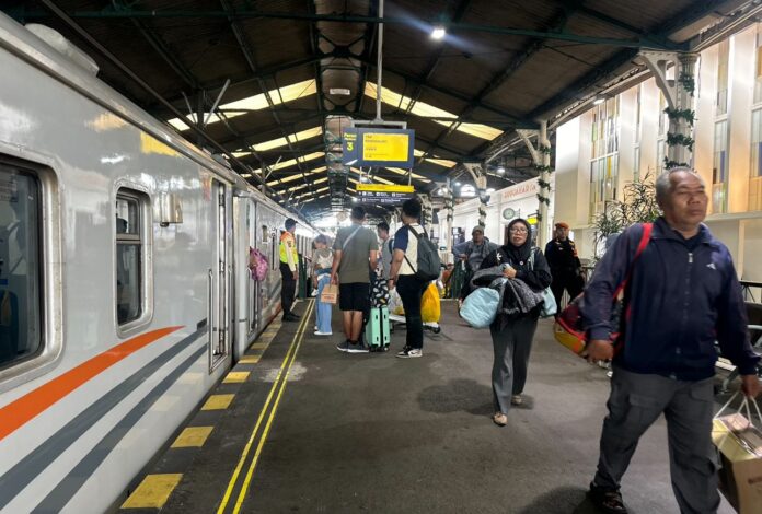 Penumpang di stasiun kereta api wilayah Daops 6 Yogyakarta.(Dok. Humas Daop 6)