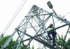 Trafik Data di Jateng dan DIY Meledak Saat Nataru, Indosat Kendalikan Jaringan dengan Teknologi AI Petugas sedang naik ke tower BTS Indosat