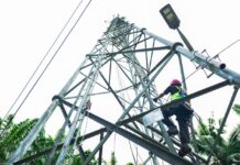 Trafik Data di Jateng dan DIY Meledak Saat Nataru, Indosat Kendalikan Jaringan dengan Teknologi AI Petugas sedang naik ke tower BTS Indosat