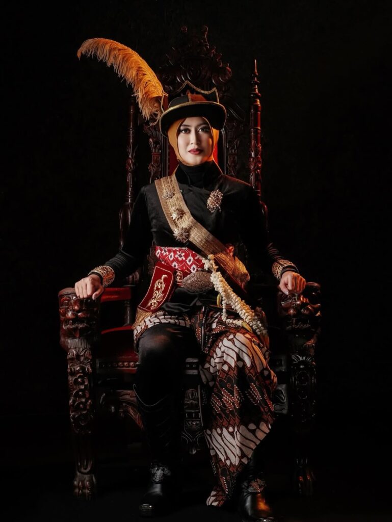 Potret Astrid Widayani Pakai Busana Prajurit Pimpin Upacara HUT Solo ke-281. foto: Instagram astridwidayani