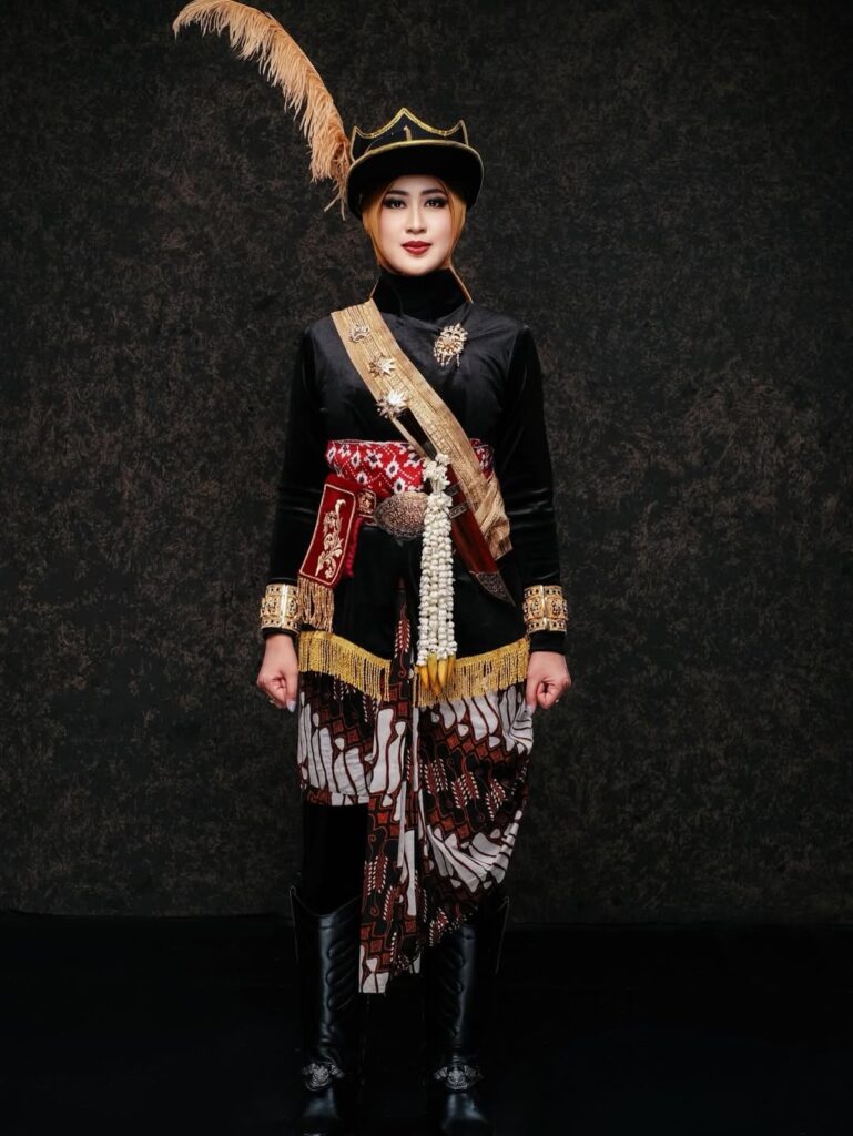 Potret Astrid Widayani Pakai Busana Prajurit Pimpin Upacara HUT Solo ke-281. foto: Instagram/astridwidayani