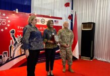 Kedubes AS Gelar Roadshow Freedom 250 di Solo, Dorong Kolaborasi Kreatif dan Pendidikan Wakil Duta Besar Amerika untuk Indonesia, Heather C Merrit memberikan kenang-kenangan kepada Wakil Wali Kota Solo, Astrid Widayani dalam acara Roadshow Freedom 250 di De Tjolomadoe pada Sabtu, 7 Februari 2026.