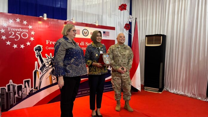 Wakil Duta Besar Amerika untuk Indonesia, Heather C Merrit memberikan kenang-kenangan kepada Wakil Wali Kota Solo, Astrid Widayani dalam acara Roadshow Freedom 250 di De Tjolomadoe pada Sabtu, 7 Februari 2026.