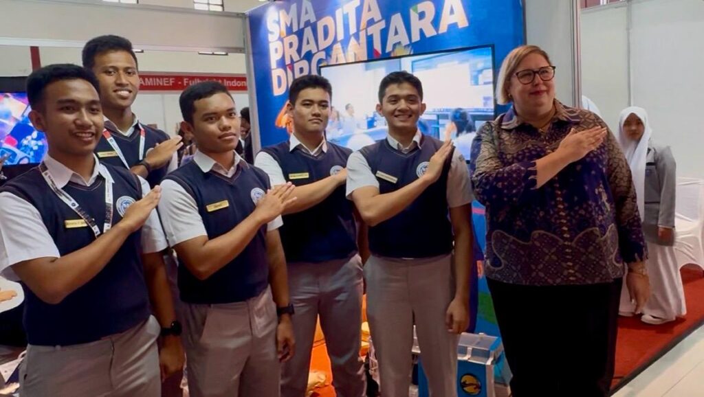 Wakil Duta Besar Amerika Serikat untuk Indonesia, Heather C. Merritt berinteraksi dengan siswa di Solo dalam acara Roadshow Freedom 250 di Solo yang digelar, Sabtu 7 Februari 2026 di De Tjolomadoe.