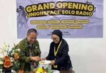 Unionspace Solo Radio Dibuka, Sediakan Workspace Siap Pakai untuk Telemarketing dan Call Center Peresmian Unionspace Soloradio ditandai dengan potong nasi tumpejg yang dilakukan oleh manajemen Uniospace yang diwakili oleh Operational Manager Unionspace, Eva Yuliana dan Manajemen Soloradio, Sabtu, 21 Februari 2026. foto: Damai Kuncoro