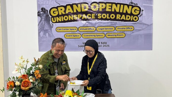 Peresmian Unionspace Soloradio ditandai dengan potong nasi tumpejg yang dilakukan oleh manajemen Uniospace yang diwakili oleh Operational Manager Unionspace, Eva Yuliana dan Manajemen Soloradio, Sabtu, 21 Februari 2026. foto: Damai Kuncoro Peresmian Unionspace Soloradio ditandai dengan potong nasi tumpejg yang dilakukan oleh manajemen Uniospace yang diwakili oleh Operational Manager Unionspace, Eva Yuliana dan Manajemen Soloradio, Sabtu, 21 Februari 2026. foto: Damai Kuncoro