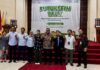 AdaKami Gandeng UNS Luncurkan FutureFin, Dorong Mahasiswa Kaji Fintech dan Pindar Chief of Public Affairs AdaKami, Karissa Sjawaldy, Kepala OJK Solo, Eko Hariyanto, Dekan FEB UNS, Prof Bhimo Rizky Samudro saat pe;uncuran program perdana bertajuk FutureFin di ula Fakultas Ekonomi dan Bisnis (FEB) UNS, Selasa (3/3).